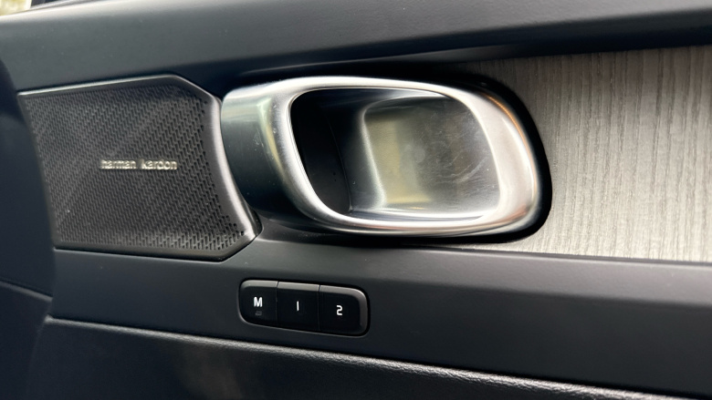 Volvo XC40 2.0 B3P Ultra Dark 5dr Auto Petrol Estate